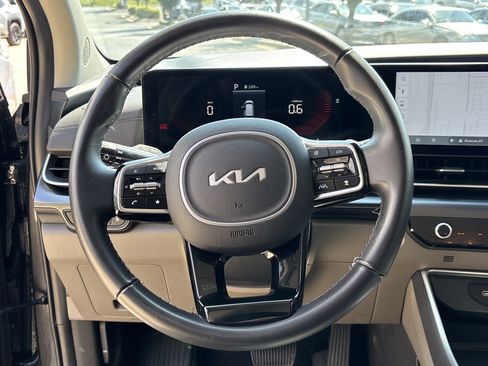 Used 2025 Kia Carnival FWD image 17