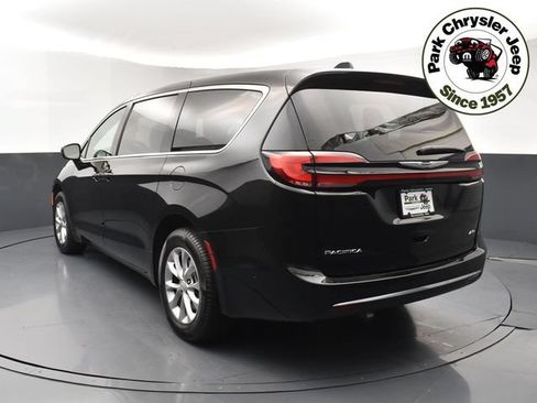 Used 2025 Chrysler Pacifica Select AWD/4WD image 4