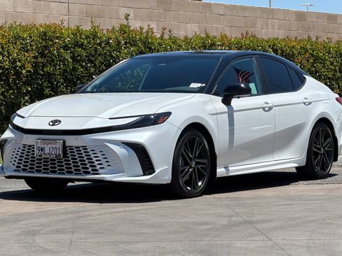Used 2025 Toyota Camry XSE FWD image 8