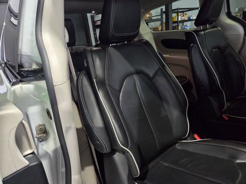 Used 2023 Chrysler Pacifica Limited FWD image 18