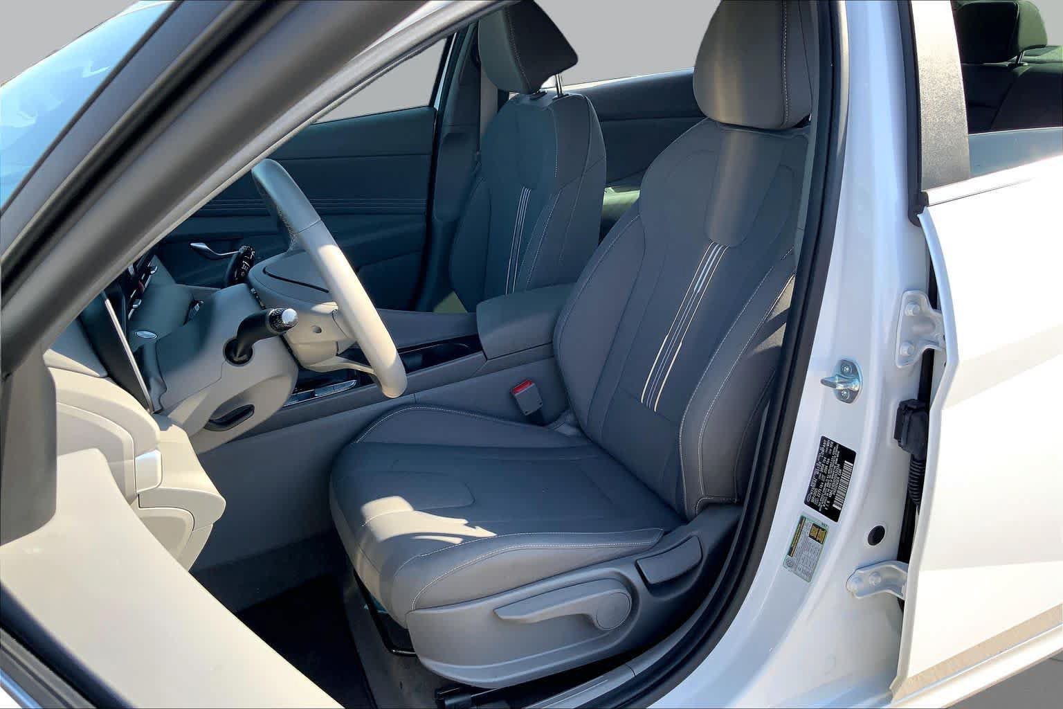 Used 2026 Hyundai Elantra SEL Sport Premium w/ Cargo Package FWD image 8