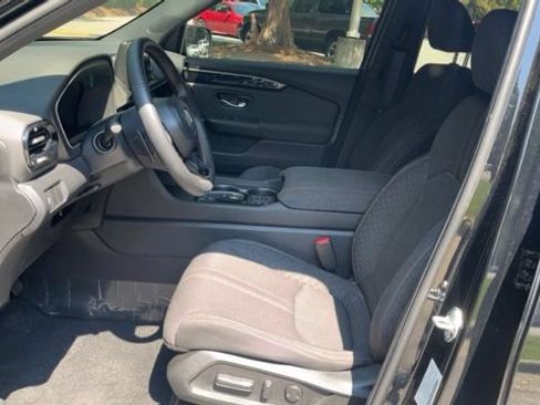 Used 2025 Honda Pilot Sport image 5