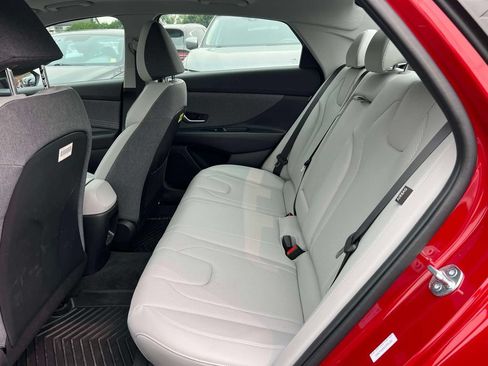 Certified 2025 Hyundai Elantra Limited FWD image 11