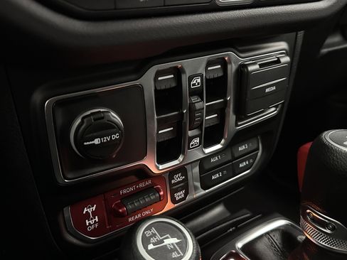 Used 2025 Jeep Wrangler Unlimited Rubicon AWD/4WD image 18