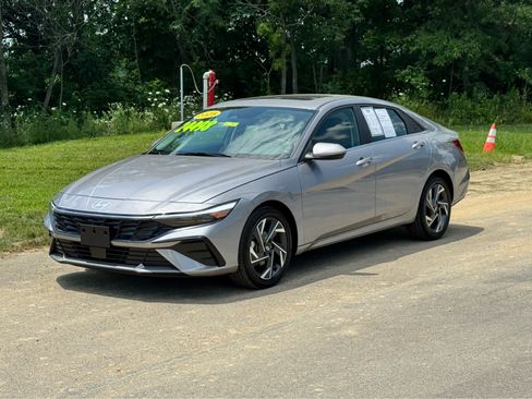 Used 2025 Hyundai Elantra SEL FWD image 3