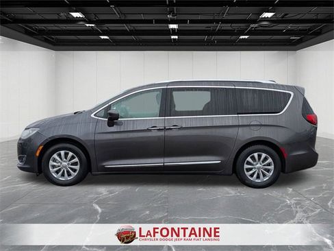 Used 2018 Chrysler Pacifica Touring-L w/ Premium Audio Group image 2