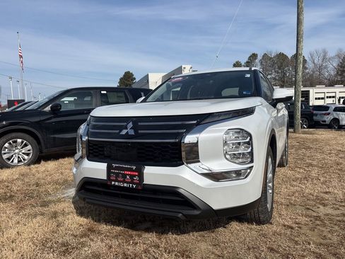 New 2026 Mitsubishi Outlander ES image 2