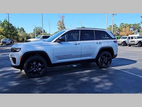 New 2025 Jeep Grand Cherokee Altitude RWD image 24