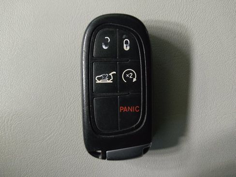 Used 2019 Jeep Cherokee Limited image 32