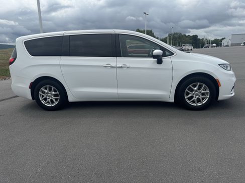 Used 2023 Chrysler Pacifica Touring-L FWD image 2
