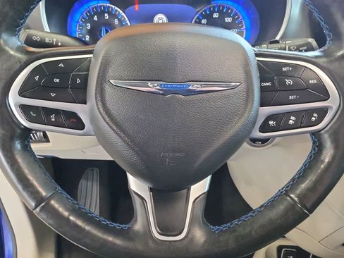 Used 2021 Chrysler Pacifica Touring-L w/ Uconnect Theater Family Group FWD image 18