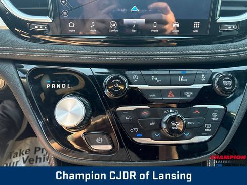 Used 2025 Chrysler Pacifica Limited FWD image 31