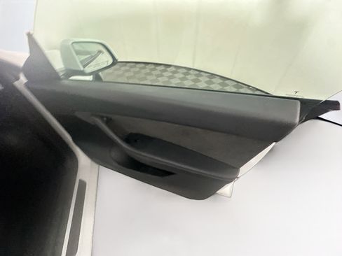 Used 2022 Tesla Model Y Long Range image 32