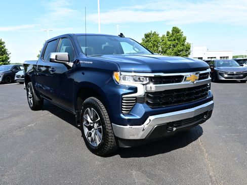 Used 2023 Chevrolet Silverado 1500 LT AWD/4WD image 2
