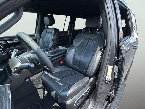 Certified 2024 Jeep Wagoneer L Series II w/ Flexible Seating Group AWD/4WD image 18