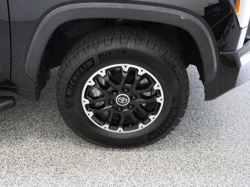 Used 2022 Toyota Tundra SR5 w/ SR5 Premium Package RWD image 5