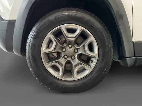 Used 2019 Jeep Cherokee Trailhawk AWD/4WD image 15