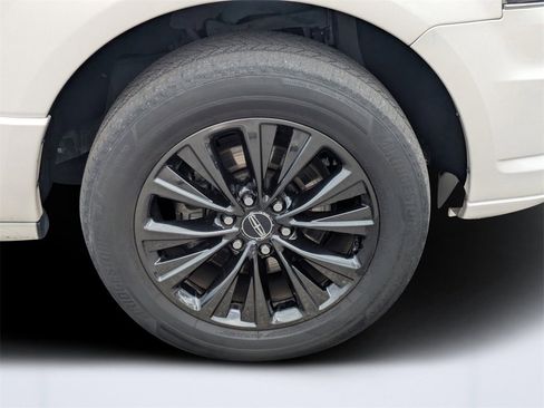 Used 2015 Lincoln Navigator L 4WD image 10