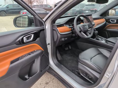 Used 2025 Jeep Compass Limited image 19