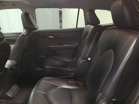 Used 2021 Toyota Highlander XLE image 20
