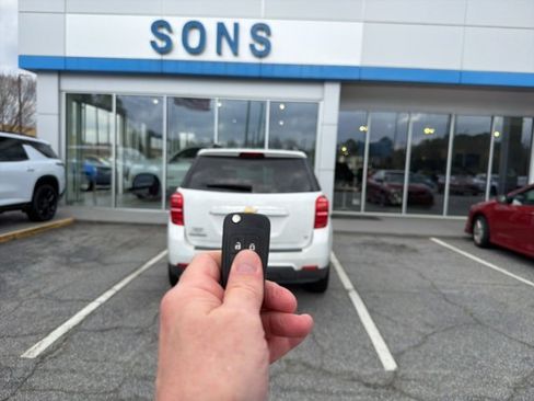 Used 2017 Chevrolet Equinox LT w/ Convenience Package image 6