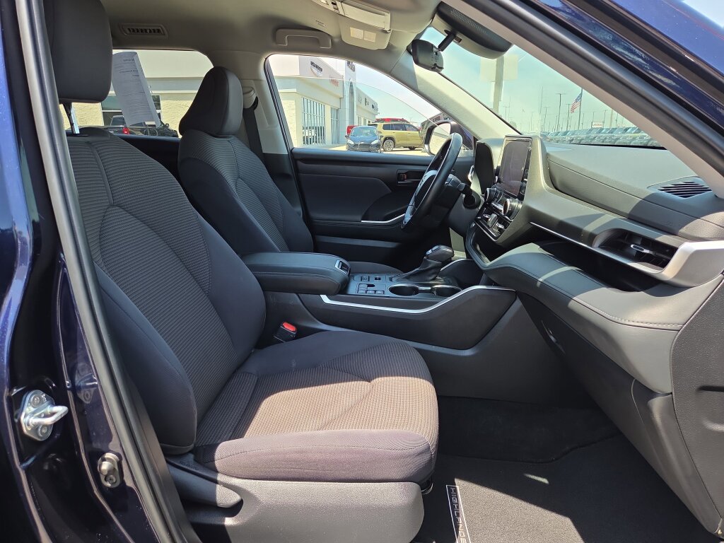 Used 2023 Toyota Highlander LE AWD/4WD image 18