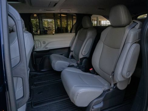 Used 2025 Toyota Sienna XLE w/ XLE Plus Package AWD/4WD image 17