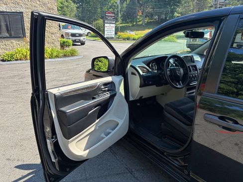 Used 2019 Dodge Grand Caravan SE FWD image 13