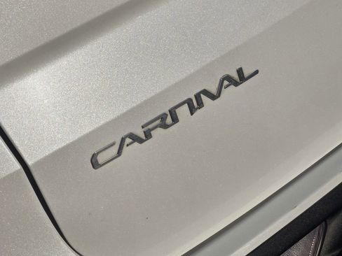 Used 2023 Kia Carnival EX image 9