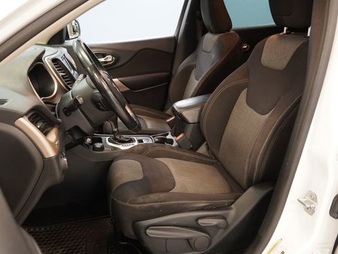 Used 2018 Jeep Cherokee Latitude w/ Altitude Package image 3