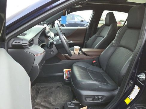 Used 2023 Toyota Venza Limited image 9