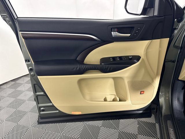 Used 2016 Toyota Highlander Limited Platinum AWD/4WD image 28