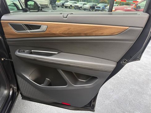 Used 2024 Volkswagen Atlas SE w/ Panoramic Sunroof Package FWD image 16