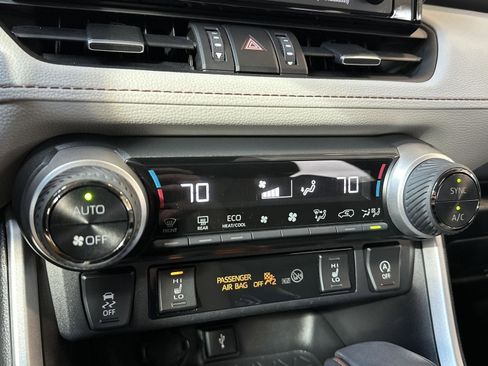 Used 2022 Toyota RAV4 XLE Premium image 18