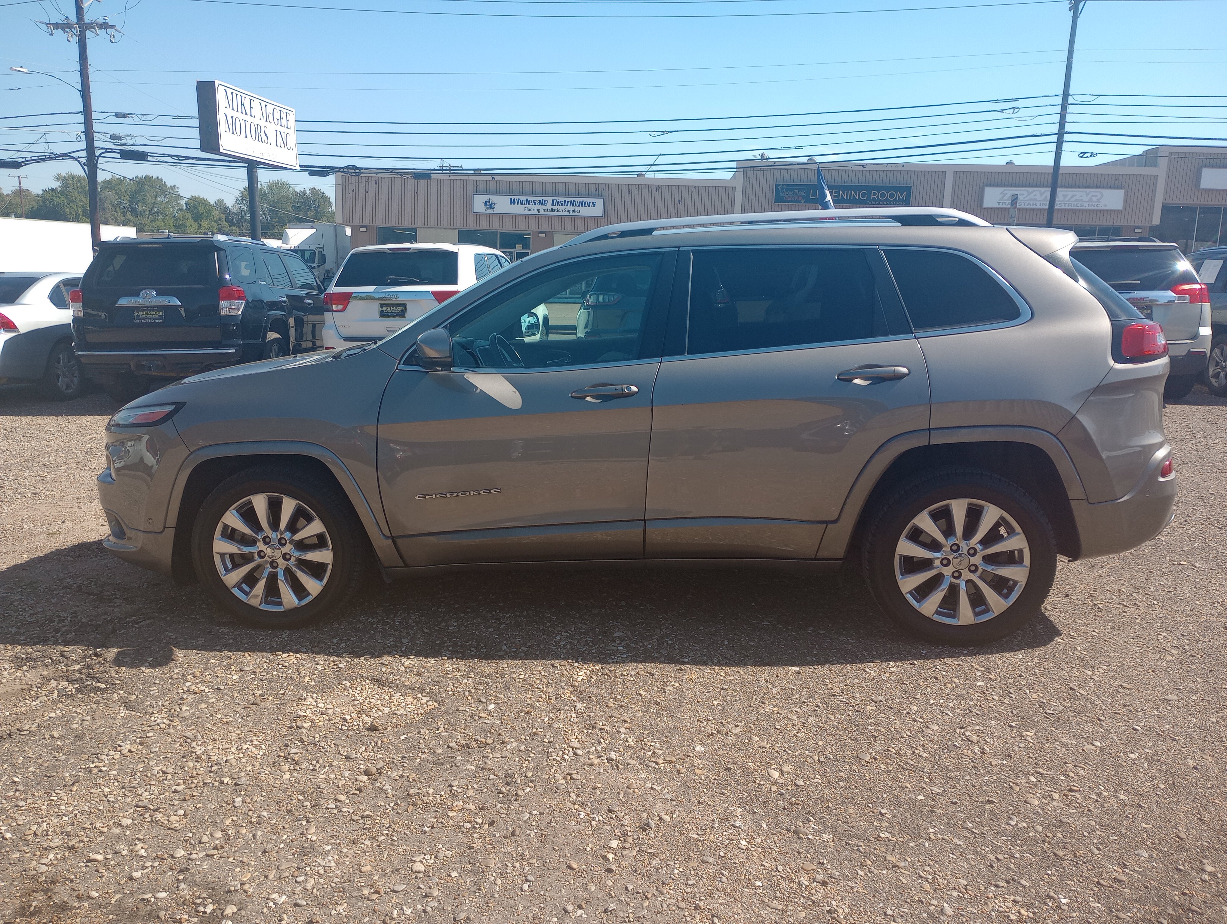 Used 2017 Jeep Cherokee Overland w/ Technology Group FWD image 4