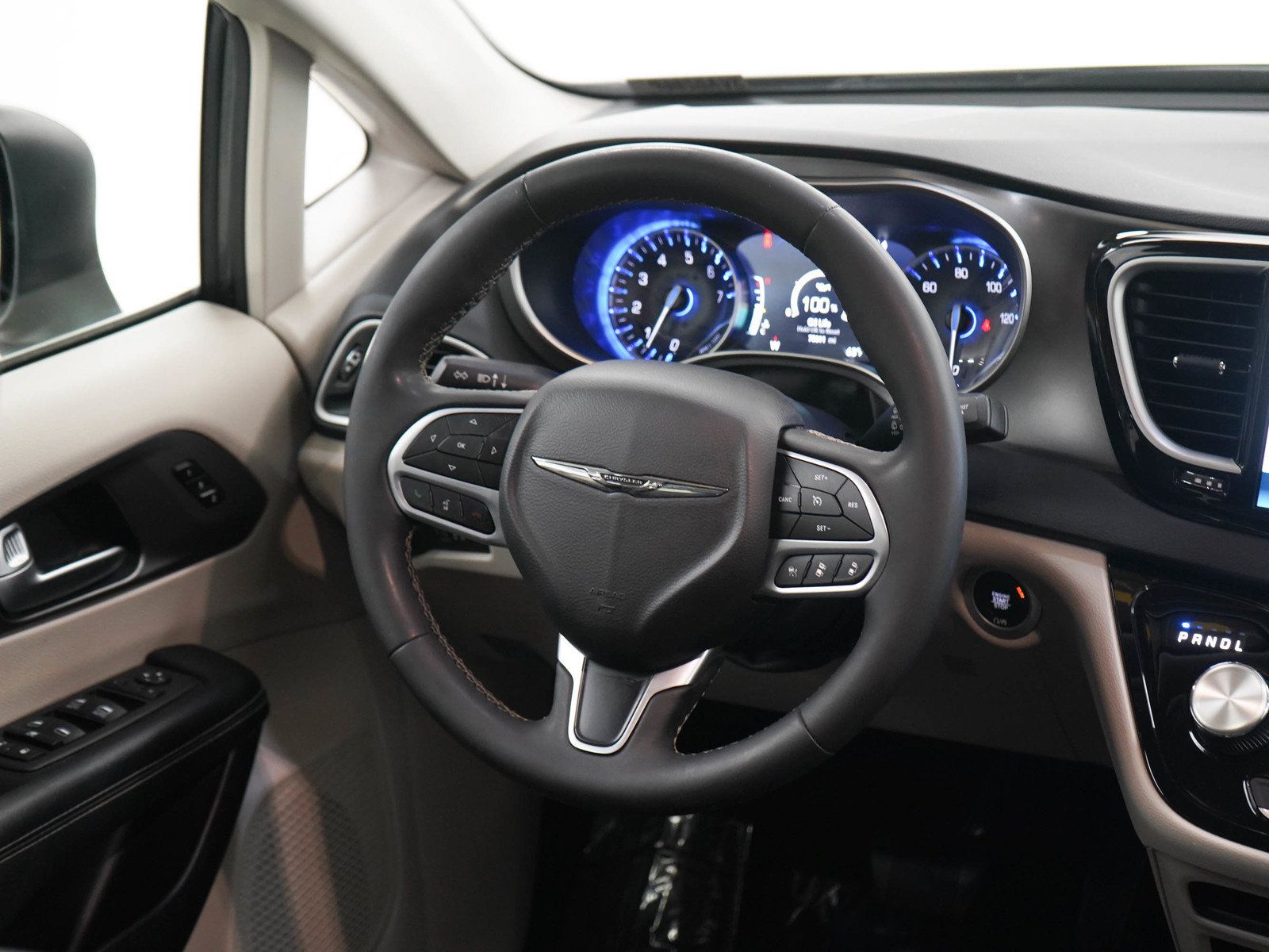 Used 2023 Chrysler Pacifica Touring-L FWD image 15