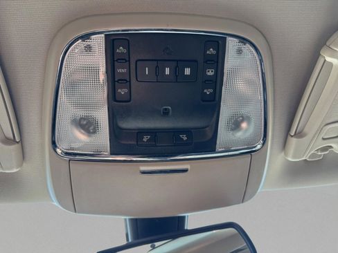 Used 2017 Chrysler 300 C image 21