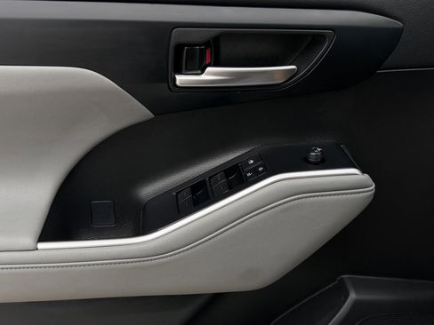 Used 2023 Toyota Highlander XLE image 27