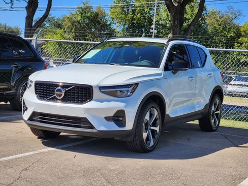 Used 2024 Volvo XC40 B5 Plus w/ Climate Package image 4