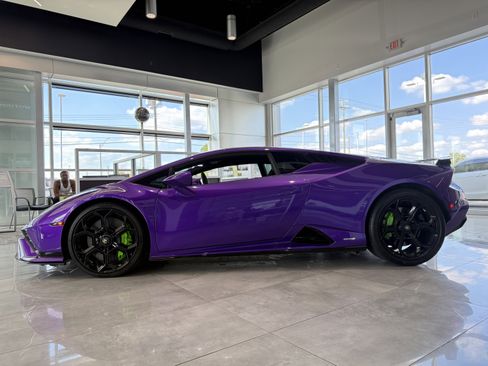 Used 2023 Lamborghini Huracan Tecnica image 3
