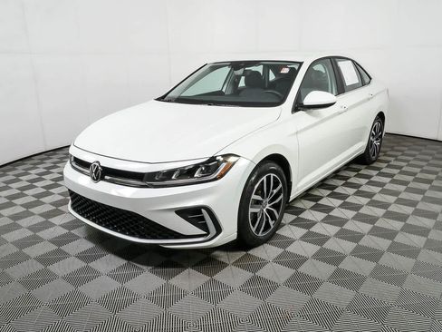 Certified 2025 Volkswagen Jetta SE FWD image 24