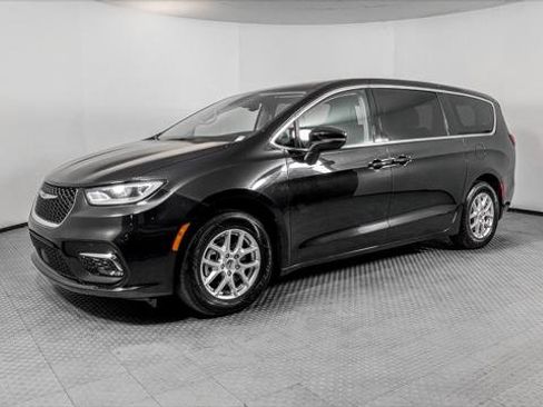 Used 2023 Chrysler Pacifica Touring-L image 2