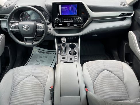 Used 2024 Toyota Highlander LE AWD/4WD image 16