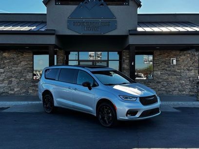 Used 2024 Chrysler Pacifica Limited w/ S Appearance Package