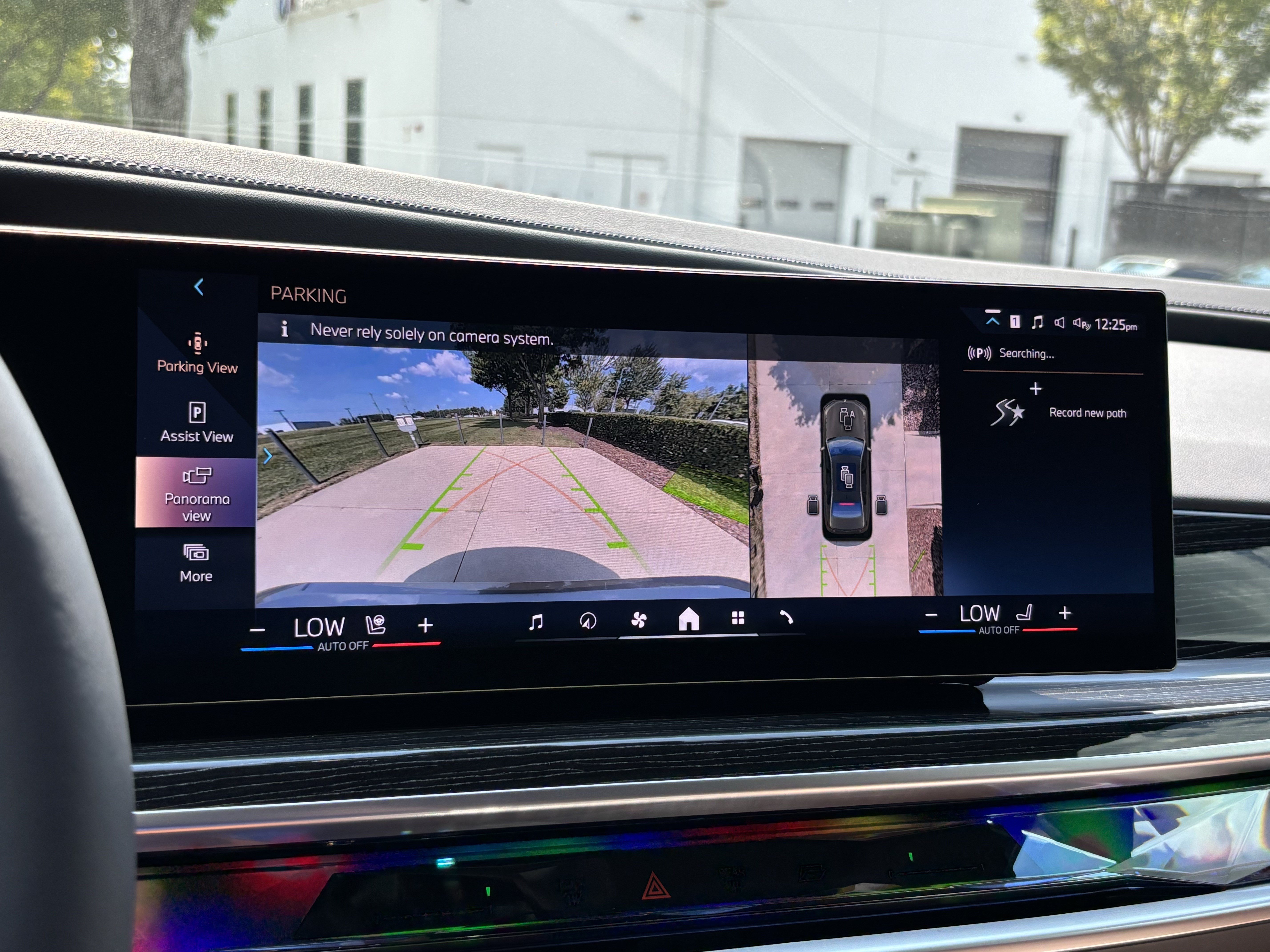 Certified 2025 BMW 750e xDrive w/ Executive Package AWD/4WD image 24