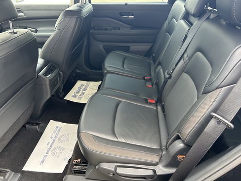Used 2023 Nissan Pathfinder SL w/ Black Appearance Package AWD/4WD image 17