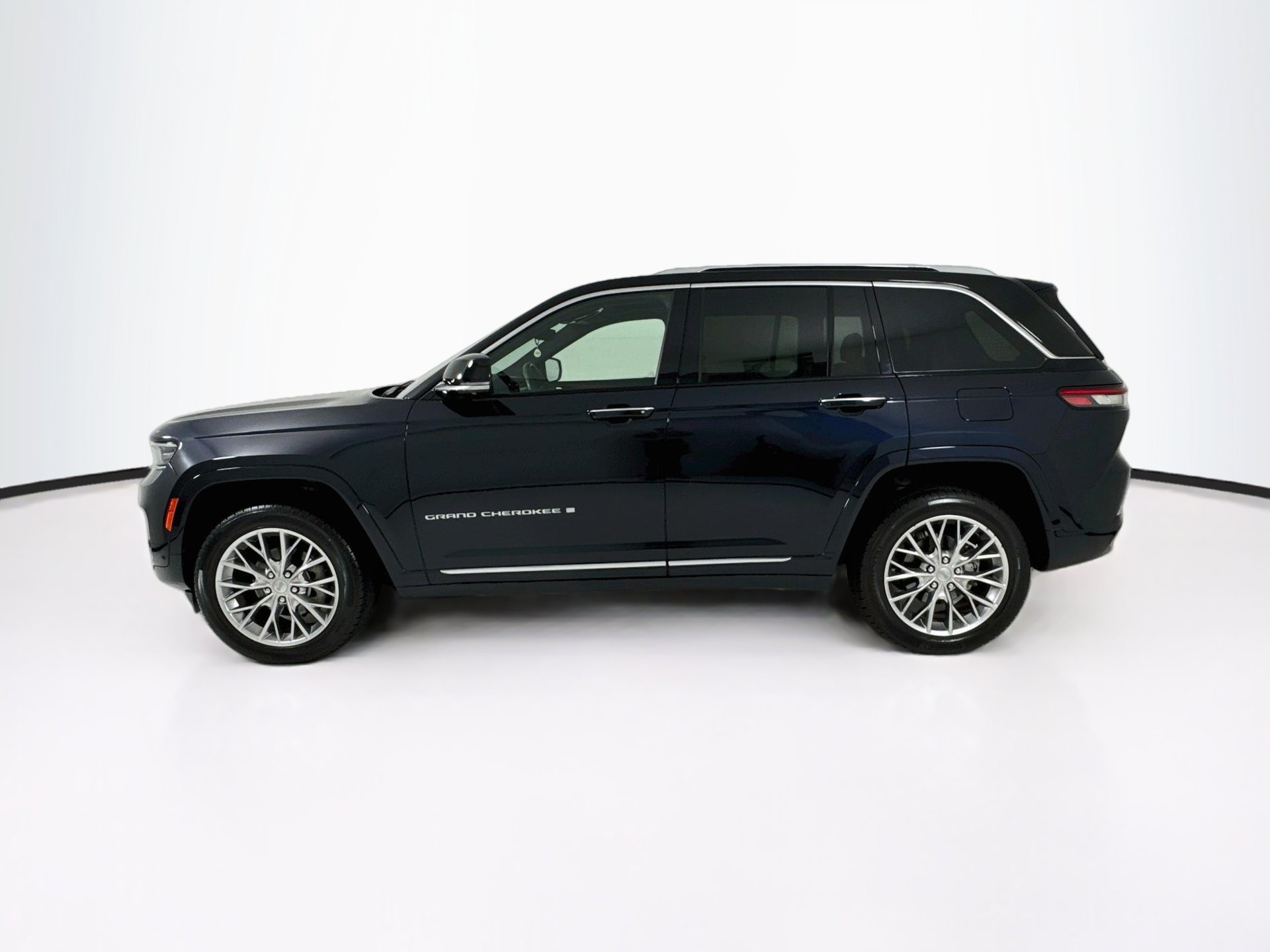 Used 2023 Jeep Grand Cherokee Summit w/ Luxury Tech Group V RWD image 5