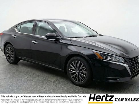 Used 2025 Nissan Altima 2.5 SV image 1