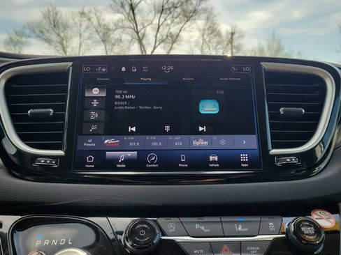 Used 2023 Chrysler Pacifica Touring-L FWD image 25