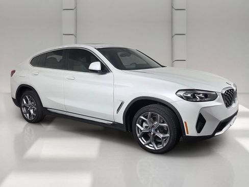 Used 2025 BMW X4 xDrive30i AWD/4WD image 2